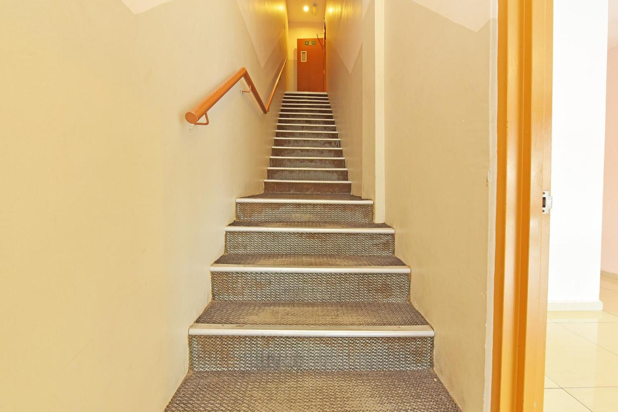 Kampong Pasir Puteh  Oyo 582 Hotel Walk Inn מראה חיצוני תמונה